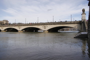 Fototapeta na wymiar Crue de la Seine sous le Pont d'Iéna à Paris