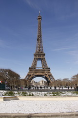 La Tour Eiffel vue depuis le Champs de Mars sous la neige à Paris