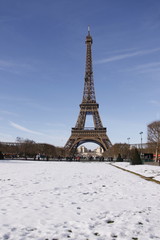 La Tour Eiffel vue depuis le Champs de Mars sous la neige à Paris