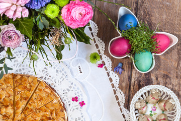 Table top Bienenstich auf Ostertisch mit vintage Tischdecke