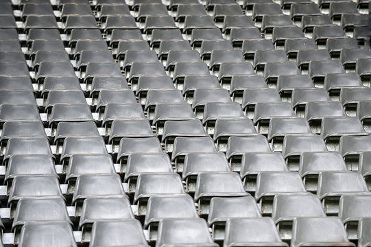 graue Sitzreihen im Stadion