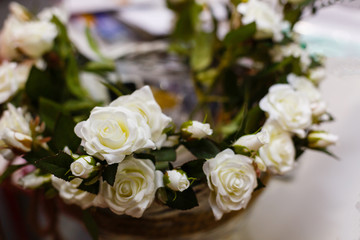 Obraz na płótnie Canvas close up basket of white roses