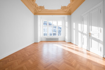 Empty room, flat with stucco ceiling and parquet floor