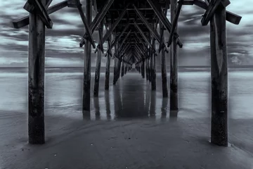 Photo sur Plexiglas Noir et blanc Sous le quai à la plage en noir et blanc
