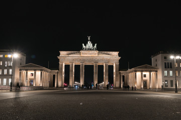 Obraz premium the Brandenburger Gate in Berlin by night