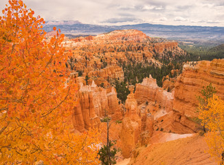 bryce canyon, Utah, Estados Unidos. Vista panorámica otoñal durante una tormenta de nieve....