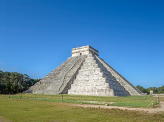 Fototapeta na wymiar El Castillo pyramid of Chichen itza ancheological site in Yucatan, Mexico