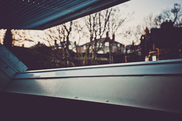 Fototapeta premium Blick aus einem Dachfenster auf benachbarte Häuser in England