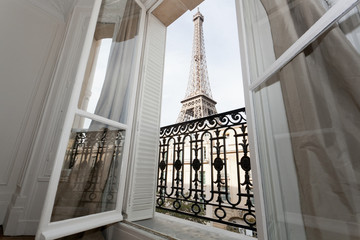 Tour Eiffel par la fenêtre