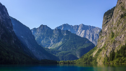 bergsee in alpenlandschaft
