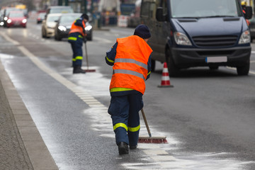 german thw eliminating oil traces on a street