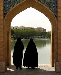Photo sur Plexiglas Pont Khadjou Deux femmes portant des tchadors noirs se tiennent sur le pont Khaju à Isfahan, Iran