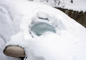 Fototapeta na wymiar car under snow