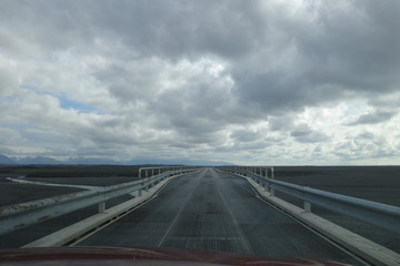 アイスランド、自動車で橋を渡る