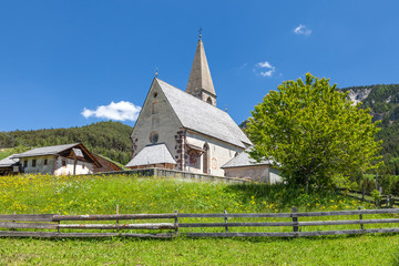 Fototapeta na wymiar Kirchlein von St. Magdalena, Villnösstal