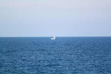 Obraz premium Blaues Meer weißes Segelboot