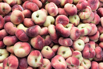 Haufen bergpfirsiche heap of flat peaches