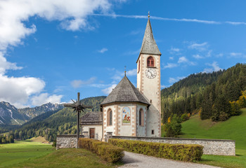 Fototapeta na wymiar Kirche von St. Veit im Pragser Tal