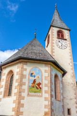 Obraz premium Kirche von St. Veit im Pragser Tal