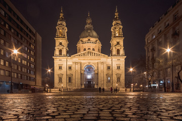 Fototapeta na wymiar Long exposure at night of the st stephen Basilica in the center of Budapest