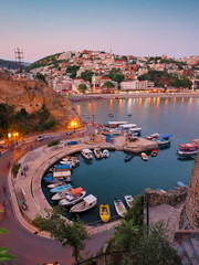 Ulcinj stad en jachthaven bij schemering, Montenegro