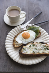 コーヒーと目玉焼きとチーズパン