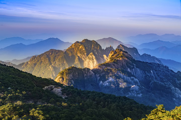 Fototapeta na wymiar Sunrise in Mount Huangshan, China