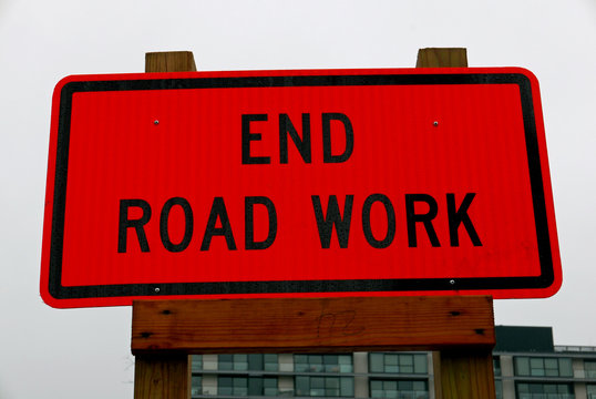 Schild mit der englischen Aufschrift "End Road Work"