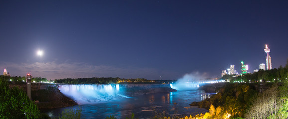 Fototapeta na wymiar Niagara Falls at Night