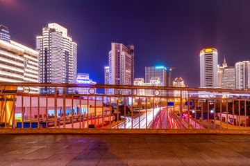 Fototapeta premium The architectural landscape of Qingdao city center and the light and shadow of car lights