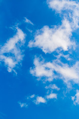 夏の空に広がる雲
