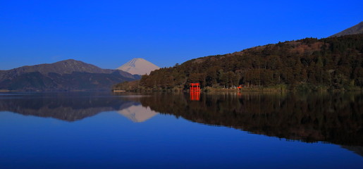 箱根芦ノ湖からの青空快晴の逆さ富士山　パノラマ　ワイドアングル