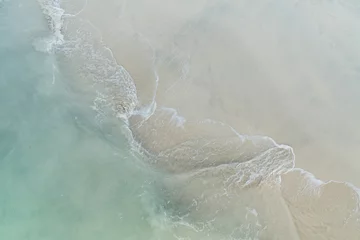 Gordijnen Blick von oben auf Strand mit türkisem Meer und Welle © Nena