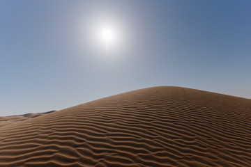 Wüstenlandschaft mit Dünen und blauem Himmel