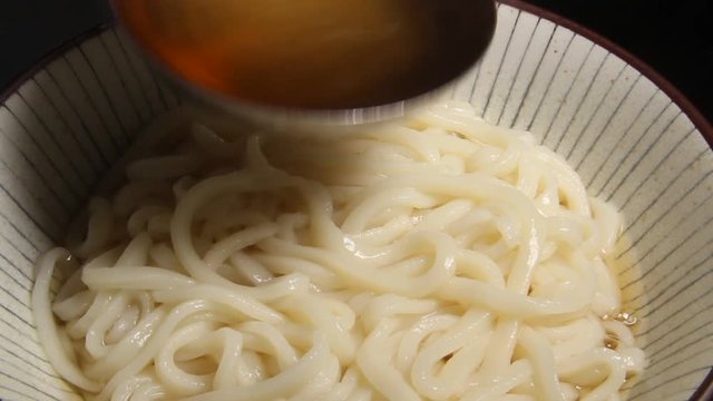 うどんに麺つゆをかける