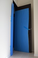 In residence, curing at the time of moving, blue curing seat protecting moving luggage and room wallpaper and doors