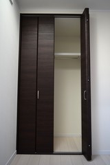 Inside the house, storage of the room, a folding door type closet door