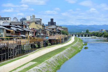 鴨川と川床 © oliver0723