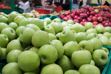 apples are green on the market