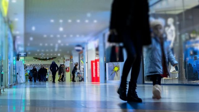 people in shopping corridor, time lapse