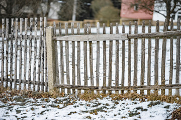 defekter, morscher alter Holzlatten Gartenzaun