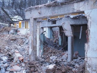 Abrissbirne - Bauschutt und letzte Überbleibsel eines Hauses