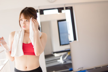 ジムで身体を鍛える日本人女性
