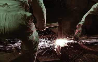 刀鍛冶が鋼を鍛える様子、鉄を打つ。