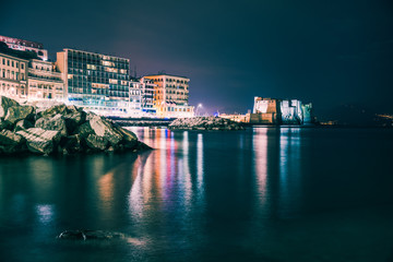Fototapeta premium Piękno Castel Dell'Ovo w spokojną zimową noc, Neapol, Włochy