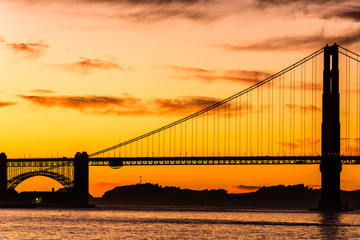 Fototapeta na wymiar Golden Gate Bridge in San Francisco bei Sonnenuntergang