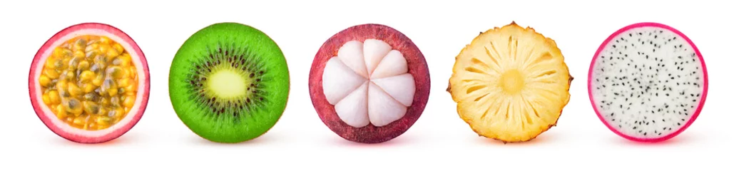 Foto op Plexiglas Geïsoleerde tropische vruchtenplakken. Vers exotisch fruit in tweeën gesneden (maracuya, kiwi, mangosteen, ananas, dragonfruit) in een rij geïsoleerd op een witte achtergrond met uitknippad © ChaoticDesignStudio