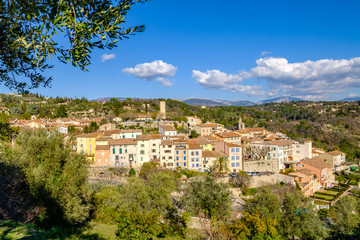 Fototapeta na wymiar Vue panoramique sur le village de Tourrettes, Provence, France.