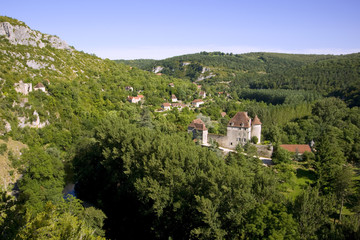 Fototapeta na wymiar Picturesque rural valley and small chateau, Sauliac Sur Cele, Lot, France