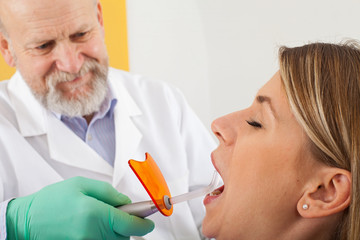 Dental polymerization with uv lamp